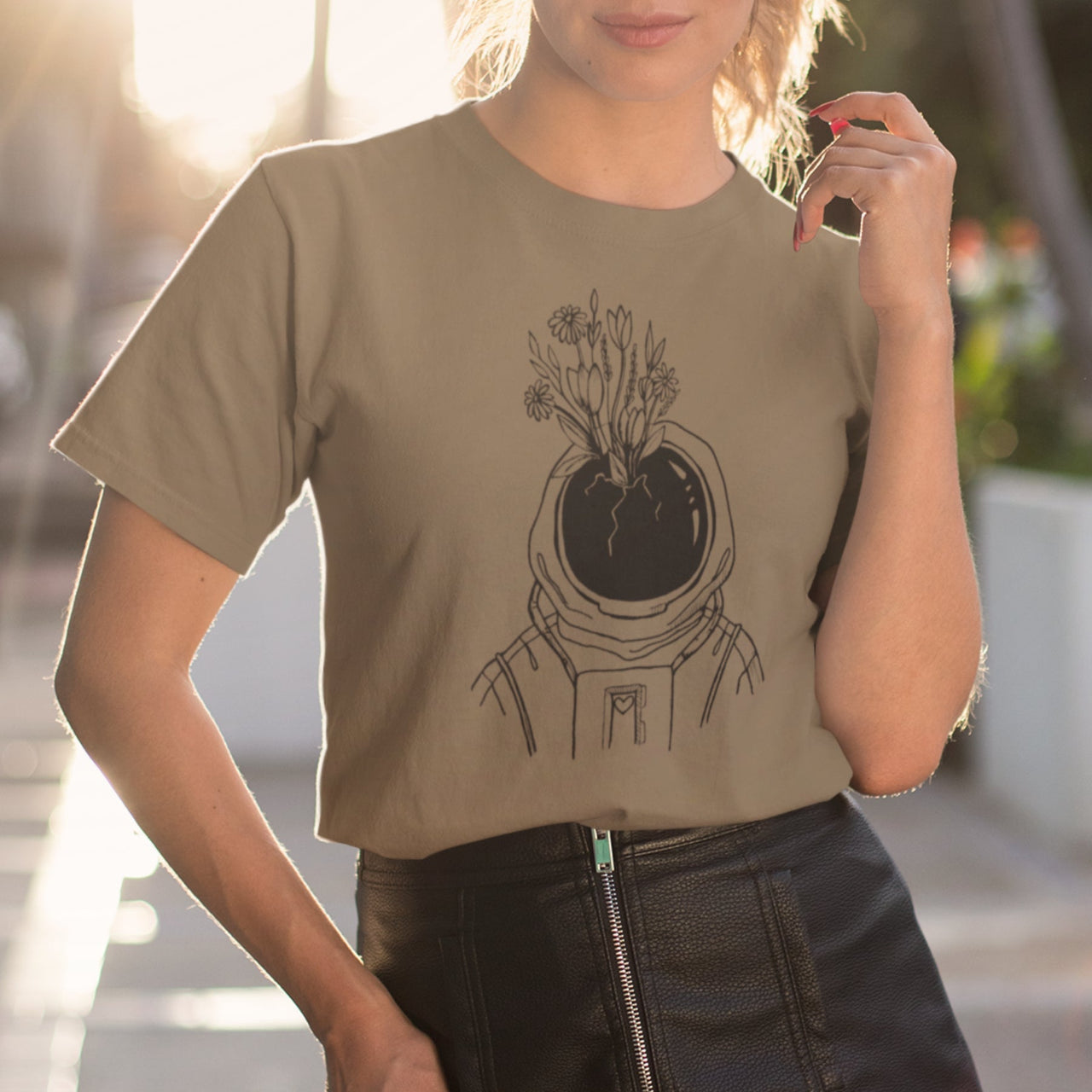 Kaki UNISEX T-särk Kosmonaut lilledega