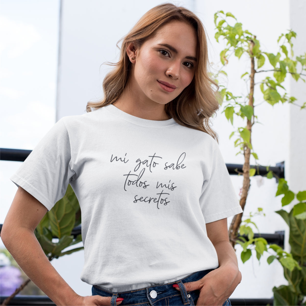 White Unisex T-shirt Mi gato sabe