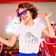 Nagellack in Form eines weißen T-Shirts